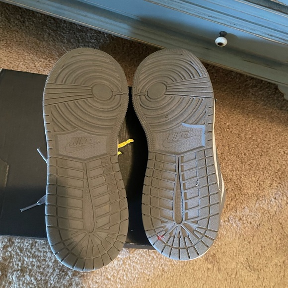 Authentic Air Jordan’s low lace Nike 6.5Y fits 7.5/8 wolf gray shoes $189.00 - Picture 10 of 10